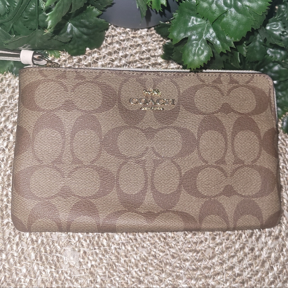 Coach Wallet Purse Large Wristlet Original NWT (New With Tags) Beige Brown